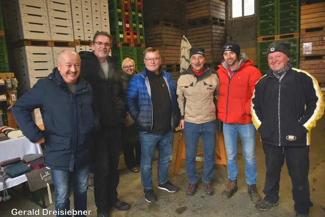 Viele Besucher kamen zum 2, Christkindlmarkt nach Preßguts mit (2. v.r.) Christian Reisenhofer.  | Foto: Gerald Dreisiebner