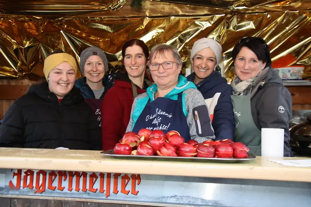 Mit Pofesen verwöhnten die Bäuerinnen: Pia, Elisabeth, Verena, Eva, Bettina und Sabine die zahlreichen Besucher beim Advent unter der Linde.