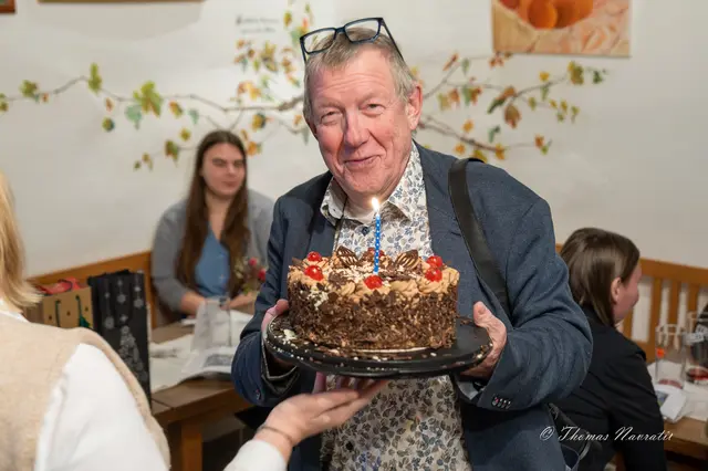 Stefan Pfaller war sichtlich erfreut über das fröhliche Ständchen der SC-Frauen sowie über die Übergabe der Geburtstagstorte. | Foto: Thomas Navratil