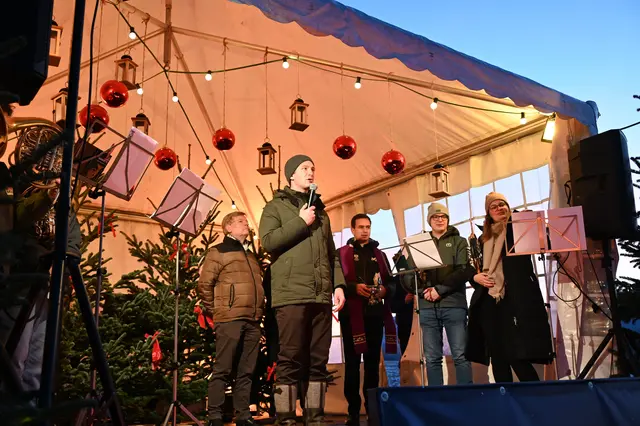 Benedikt Jungl (OK Oberndorfer Advent) bei seiner Eröffnungsrede. 