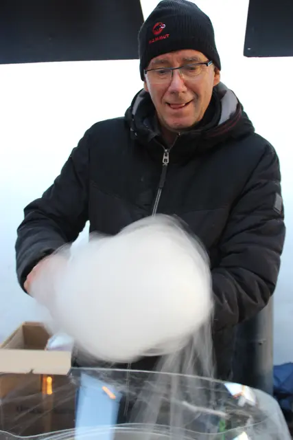 Am Stand des Kemater Familienverbandes drehte Albert Klammer unermüdlich Zuckerwatteportionen  | Foto: Manfred Jordan