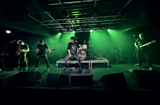 Down Under aus dem Raum Imst heizten mit einem Set aus kraftvollen Rock-Covers ein, darunter Songs von Thin Lizzy bis Black Stone Cherry. v.l.n.r.: Gigi Prager, Didi Neururer, Paul Heiseler, Andi Linser, Lex Falkner.