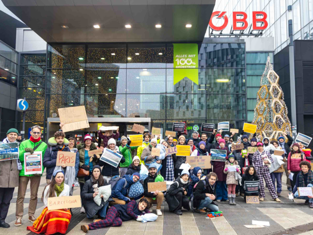Aktivisten der Initiative „Oui au train de nuit“ (z. Dt. „Ja zum Nachtzug“) verabschiedeten mit einer Pyjama-Demo vor dem Wiener Hauptbahnhof die vorerst letzte Nachtzug-Verbindung zwischen Frankreich und Österreich. | Foto: Oui au train de nuit