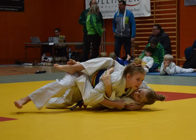 Ida Gattringer vo. im Bodenkampf.