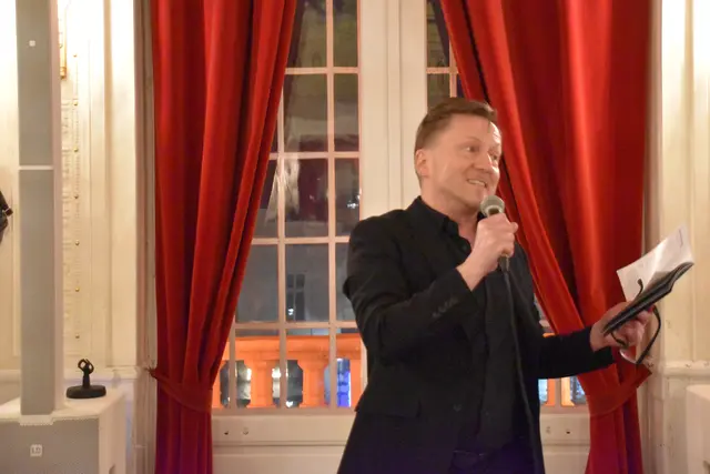 Künstlerischer Leiter Andreas Gergen bedankt sich bei allen Mitwirkenden. | Foto: Mirjam Preineder