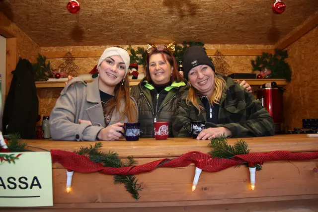 Lagerhaus Faistenau: Marie, Martina und Elisabeth mit Glühwein.