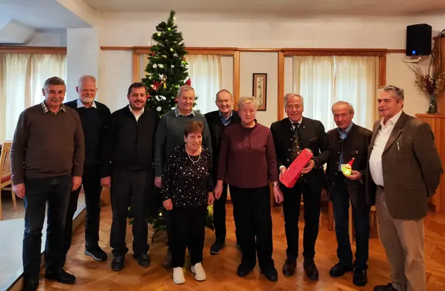 Ortsgruppen-Obmann Rudi Dobrounig (2. v.re.) freute sich, zur Adventfeier neben zahlreichen Mitgliedern auch Ehrengäste und Gemeindevertreter begrüßen zu können. | Foto: Privat