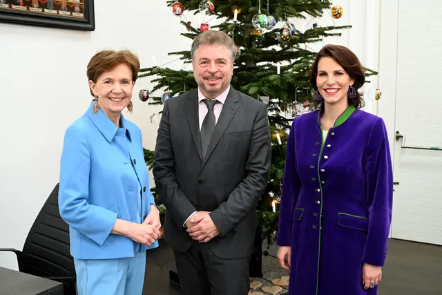 Im Bild: Landeshauptfrau Karoline Edtstadler, Landtagspräsidentin Brigitta Pallauf und Festredner Reinhard Heinisch, Professor an der Universität Salzburg. | Foto: Land Salzburg / Franz Neumayr