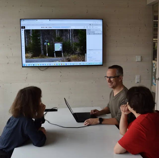 Geschäftsführer Andreas Schachl und zwei seiner Annotationsspezialisten beim Projektbriefing. | Foto: RAS GmbH