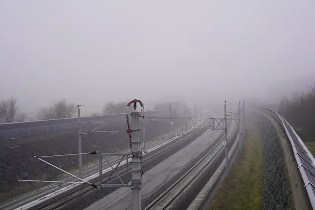 Dichter Nebel: Der Tunnel ist nur an den Lichtern des Zugs zu erahnen, der gerade herausfährt. | Foto: MeinBezirk/Simon Michl