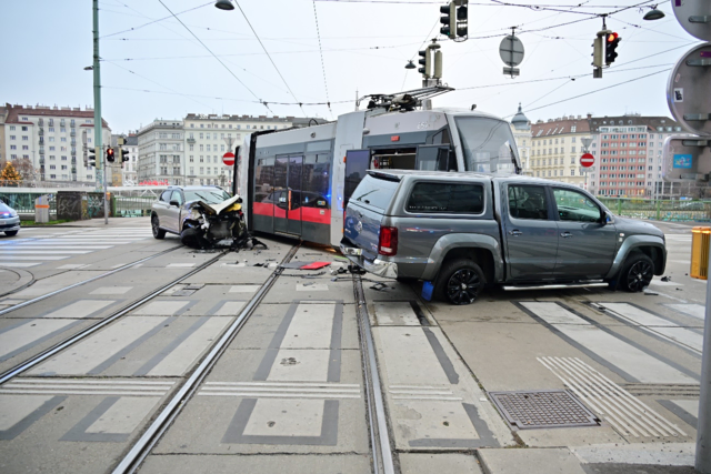 Am frühen Sonntagmorgen kam es bei der Wiener Marienbrücke zu einem Verkehrsunfall zwischen einer Bim und zwei Autos. | Foto: LPD Wien