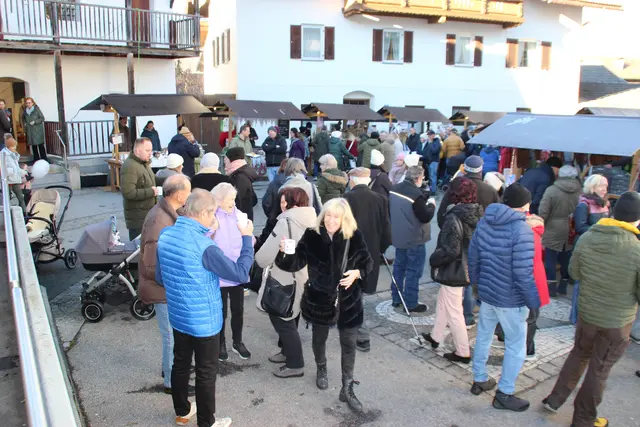 Der Kemater Weihnachtsmarkt war ein Treffpunkt der gesamten Bevölkerung  | Foto: Manfred Jordan