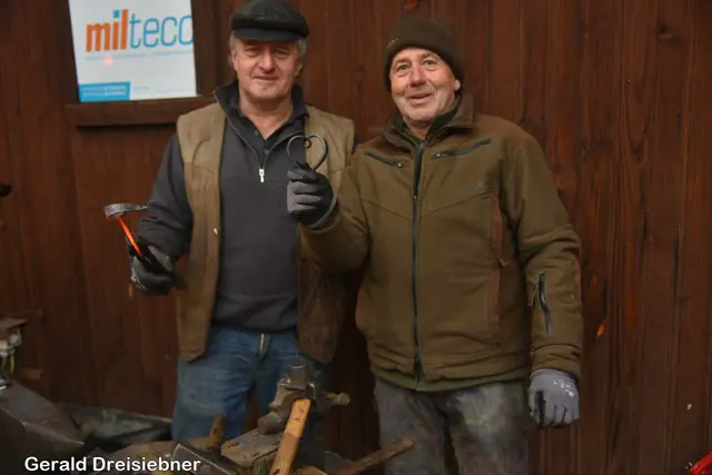 Ein Kunstschmied zeigte live seine Künste in Form eines Herzes für die Österreichische Krebshilfe .  | Foto: Gerald Dreisiebner