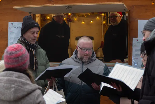 Besinnlicher Gesang entlang der Adventmeile Höflein. | Foto: Santrucek