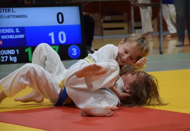 Siegt mit einem Festhalter Lukas Paster.