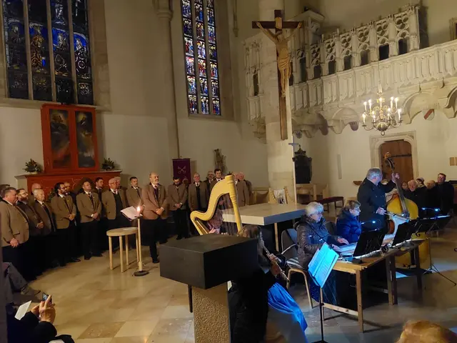 Die Sängerrunde Fellach Oberdörfer und das Instrumentalensemble Johannas Hausmusik im Altarraum der St. Georgs Kathedrale