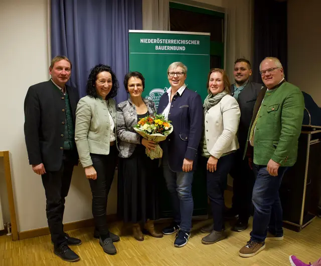 Personen von links: Obmann des Teilbezirks Gloggnitz Gerhard Schweighofer, Obfrau Landeskammerrätin Waltraud Ungersböck, Mag. Anna-Maria Hirsch von der Rechtsabteilung der LLWK NÖ, Landeskammerrätin Annette Glatzl, Bezirksbäuerin Maria Tomek, Obmannstellvertr. der Landjugend Neunkirchen Valentin Wiedner, Bezirksbauernratsobmann Thomas Handler | Foto: Waltraud Ungersböck