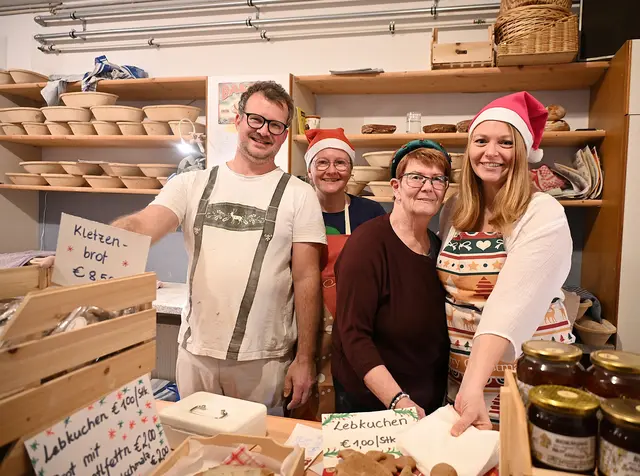 'In der Weihnachsbäckerei...' Philipp Dittinger, Martina, Erika und Lisa backen jeden Donnerstag frisches Brot am eigenen Bauernhof in Mannersdorf. | Foto: Gerlinde Siebenhandl