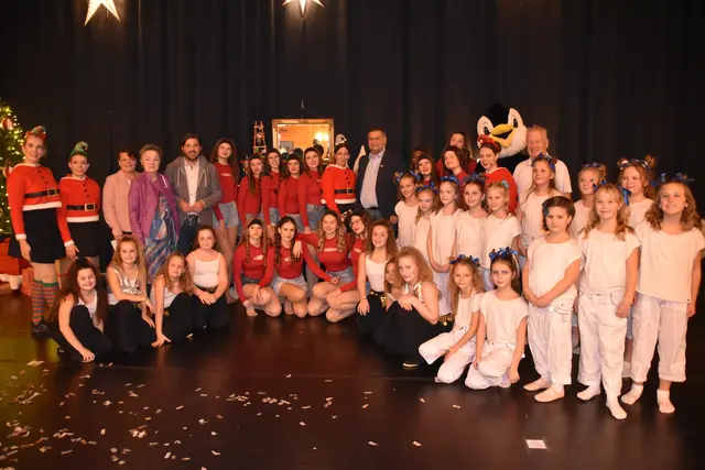 Bei der Weihnachtsshow waren auch einige Ehrengäste im Publikum. | Foto: MeinBezirk/Michael Strini