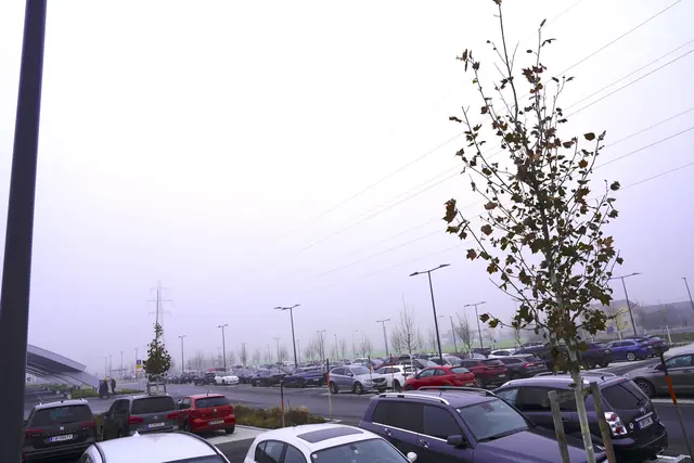 Der Parkplatz am Bahnhof Weststeiermark ist am ersten Tag gut gefüllt. | Foto: MeinBezirk/Simon Michl