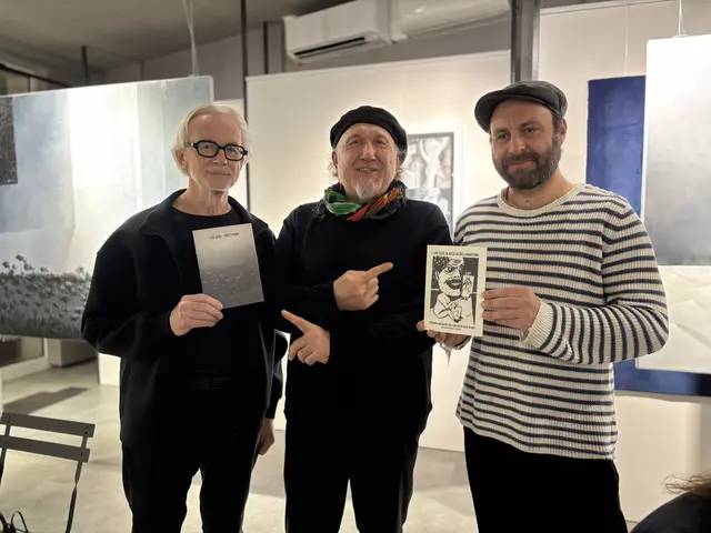 Luis Siegl (Mitte) präsentierte seine Kunstprojekte, die in Zusammenarbeit mit Fritz Pumm (links) und Nicolas Dellamartina entstanden sind. | Foto: Elisabeth Kloiber
