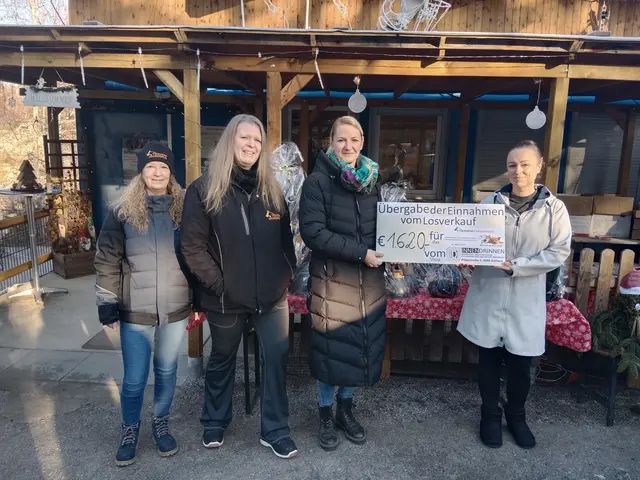 Tina Moser (r.) übergab dem Tierheim Franziskus mit Nina Mocnik (2. v. r.) einen Scheck über 1.620 Euro. | Foto: Moser