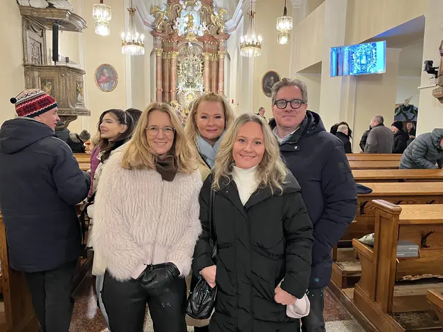 Kathrin Heun, Melanie Laudenbach, Susanne Hüttner und Julian Robor genossen die weihnachtliche Stimmung in der Stadtpfarrkirche  | Foto: Franziska Führer