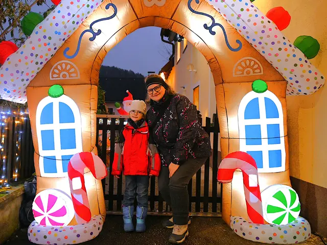 Das Lebkuchenhaus ist für Gabi und Lisa Mayer zum Anbeißen | Foto: Gerlinde Siebenhandl