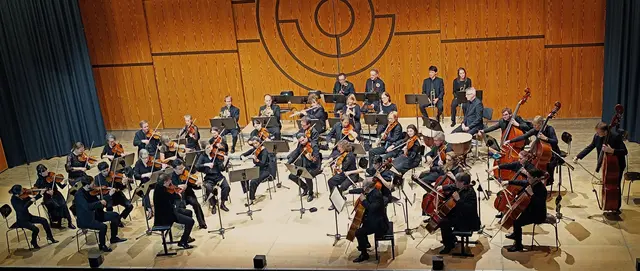 Das Orchester CAMERATA Salzburg unter der Leitung von Gregory Ahss mit zehn jungen Studierenden begeisterte das Konzertpublikum mit Mozart-Symphonien im KUZ Oberschützen.   | Foto: Peter Seper