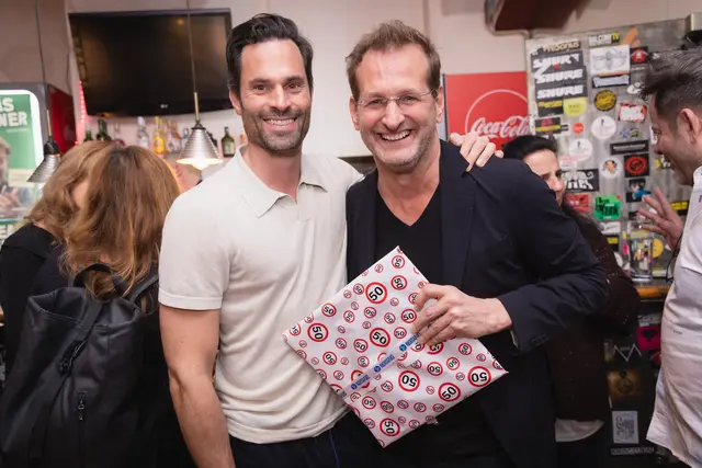 Peter Windhofer mit seinem Geschenk für Andreas Ferner (r.). | Foto: Monika Fellner