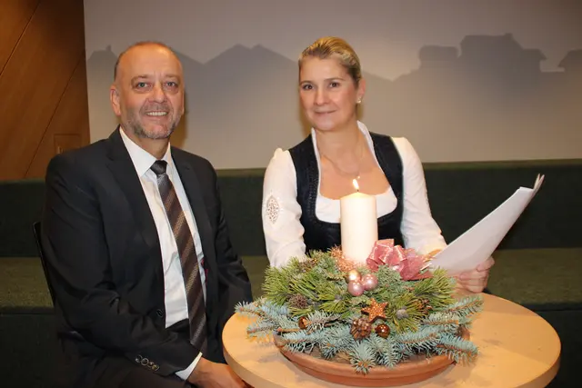 Die Weihnachtsfeier für Senioren in Kematen stimmte in die Weihnachtszeit ein. Bgm Klaus Gritsch  lauschte den dazu passenden Texten von Bianca Pölzl. | Foto: Manfred Jordan