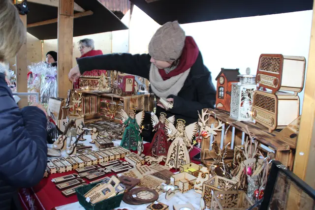 Zahlreiche Geschenkideen holten sich die Marktbesucher an den Bastelständen. | Foto: Manfred Jordan