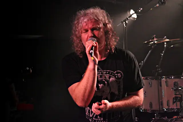 Mit kraftvoller Rockstimme verlieh Anton Pfeifer den Songs und den Storys dahinter Ausdruck und Präsenz.