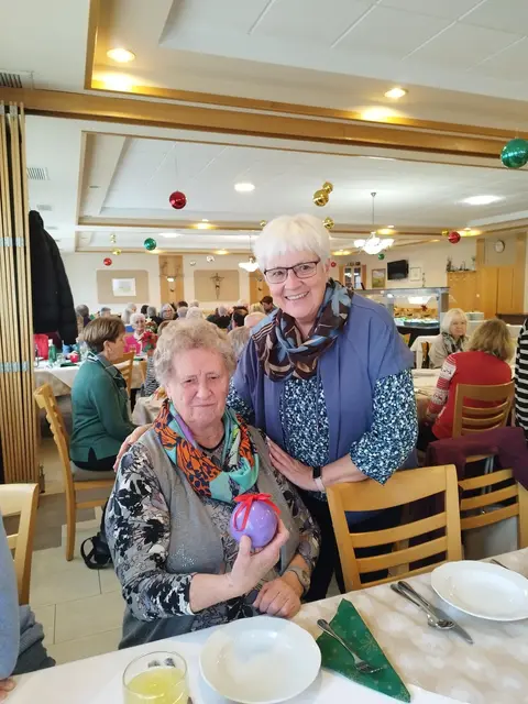 Im November Geburtstag 
Frau Maria Bauer mit Obfrau Gerti | Foto: Gertrude Hofstetter