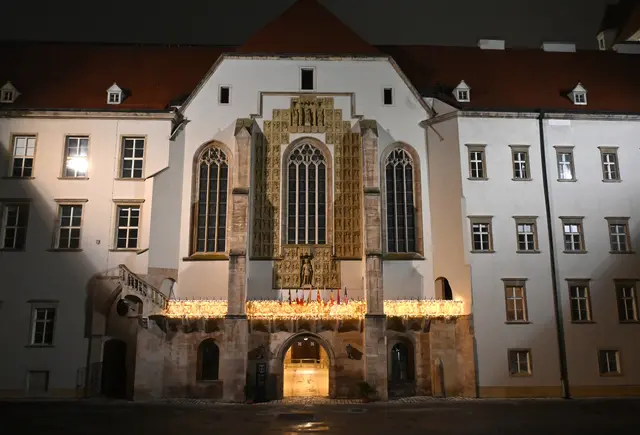 Blick in den Burghof der Theresianischen Militärakademie mit der Wappenwand und der dahinter befindlichen St. Georgs Kathedrale