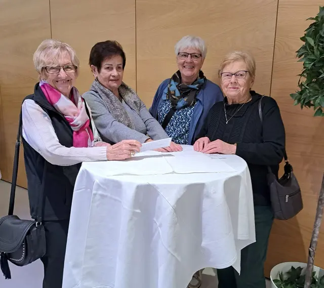 Obfrau Gerti mit den Gästen aus Dürnkrut | Foto: Gertrude Hofstetter