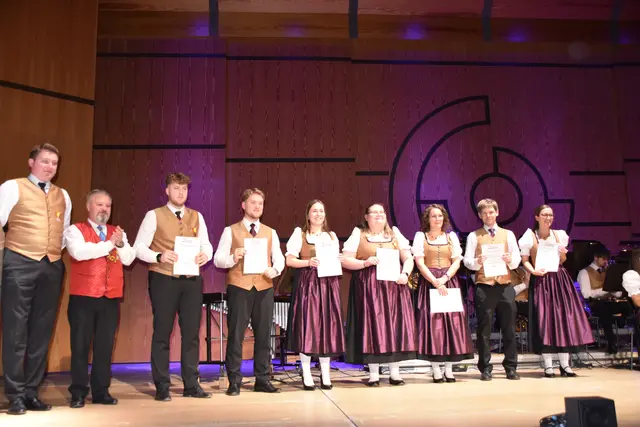 Im Rahmen des Konzerts gab es einige Ehrungen. | Foto: MeinBezirk/Michael Strini