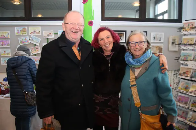 Kabarettisten Edi Jäger und Anita Köchl mit Künstlerin Michaela Mara.