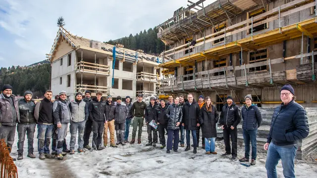 Firstfeier für den ersten Bauabschnitt der Wohnanlage "Schirmer" mit zahlreichen Beteilgten. | Foto: Gemeinde Sellrain