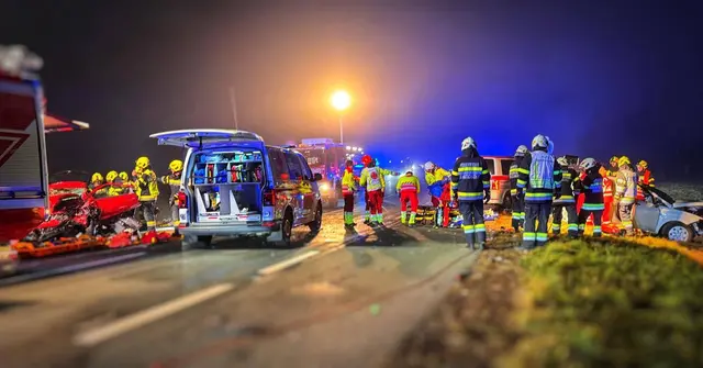Ein 61-jähriger Oststeirer kam am Samstag bei einem Verkehrsunfall bei Pischelsdorf ums Leben, zwei weitere Personen wurden verletzt. Kräfte der Feuerwehr mussten die Personen aus den Fahrzeugen schneiden.  | Foto: FF Pischelsdorf