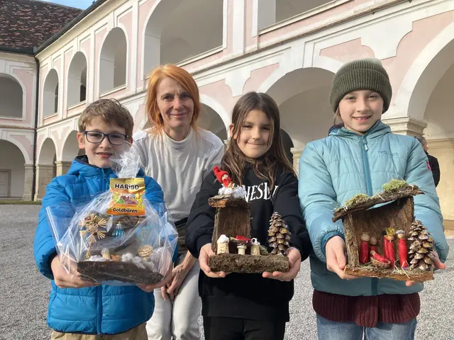 von links: Sebastian, Sabine Kerschbaumer, Katja und Helene im Stiftshof von Stift Heiligenkreuz. | Foto: Stockmann