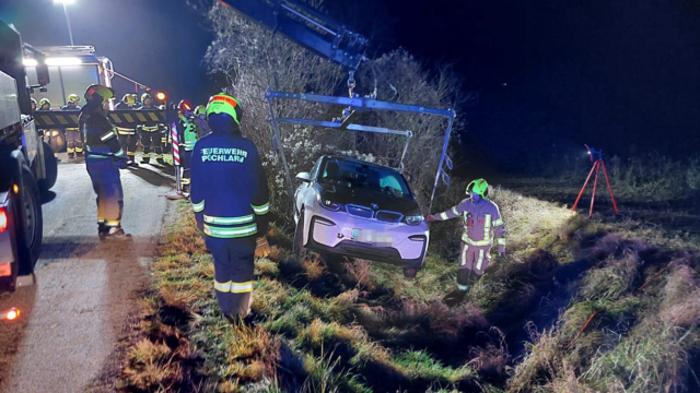 In der Nacht von Samstag auf Sonntag sorgte ein Fahrzeugunfall im Einsatzgebiet der Freiwilligen Feuerwehr Lehen für Aufregung.  | Foto: DOKU NÖ