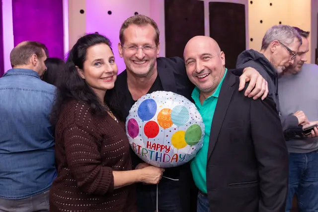 Nadja Maleh mit Andreas Ferner und Christoph Fälbl (r.) beim dritten 50er des Promi-Lehrers. | Foto: Monika Fellner