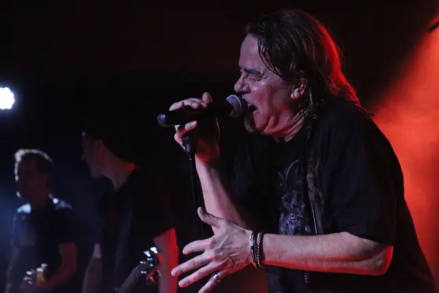 Paul Heiseler im schweißtreibenden Bühneneinsatz - mit enormer Range und Rock-Spirit.