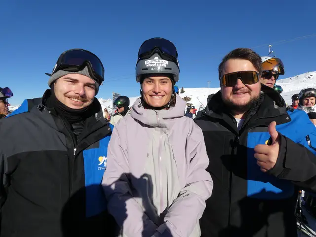 Angelo Jantscher (Event und Marketing), Spitzensportlerin Lara Wolf und Bergbahnen-Geschäftsführer Mathäus Tschiderer bei der Eröffnung. 