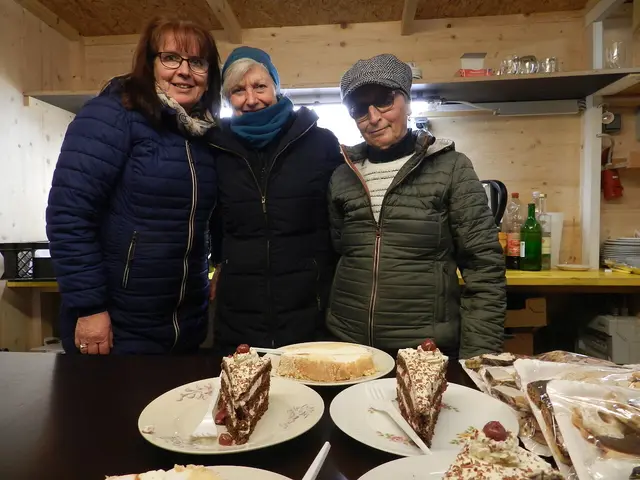 Marianne GRASER, Maria WORICH und Johanna GRUBMÜLLER, verkauften selbstgemachte Mehlspeisen und Weihnachtskekse. | Foto: Heribert Punz