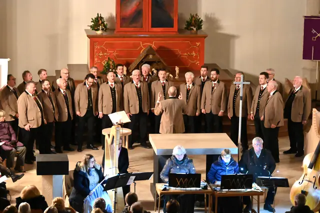 Sängerrunde Fellach Oberdörfer im Altarraum der St.Georgs Katherdrale, im Vordergrund Johannas Hausmusik