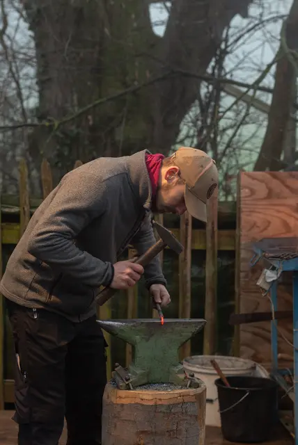 Schmieden wie anno dazumal: Mit Hammer und Amboss. | Foto: Santrucek