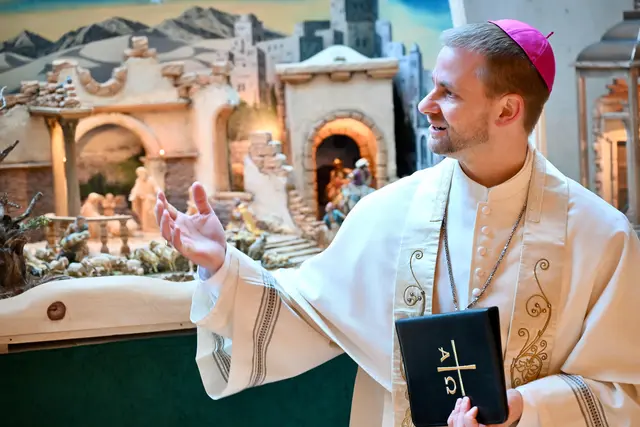 Auch das gehört zur Tradition: Abt Leopold Baumberger segnete die ausgestellten Sellrainer Krippen. | Foto: Hassl