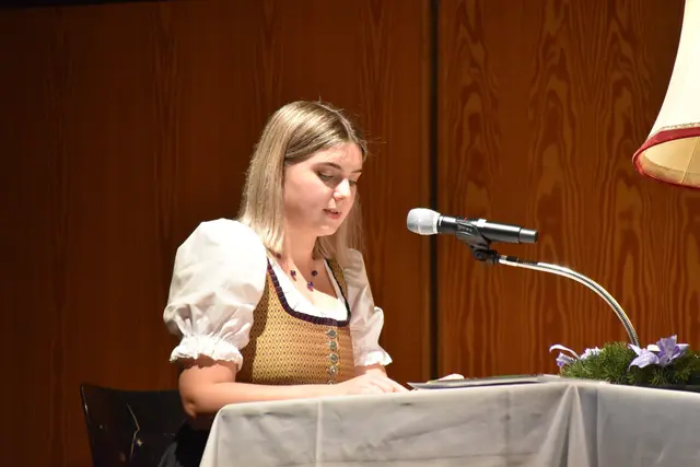 Christin Hochreiter las weihnachtliche Texte. | Foto: MeinBezirk/Michael Strini